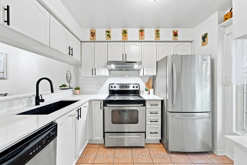 210 Manitoba St photo 4