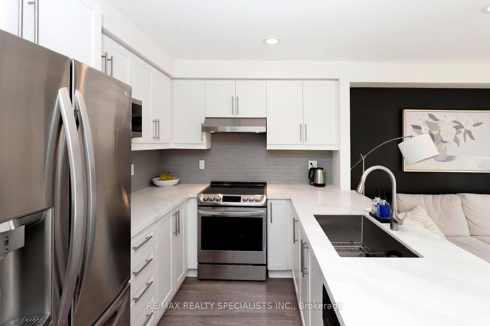 4434 Fairview Street • Burlington, ON photo 10