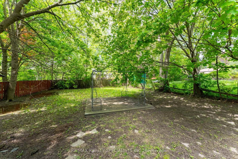 4 Elton Toronto,ON M8W 2X8 — Photo 5