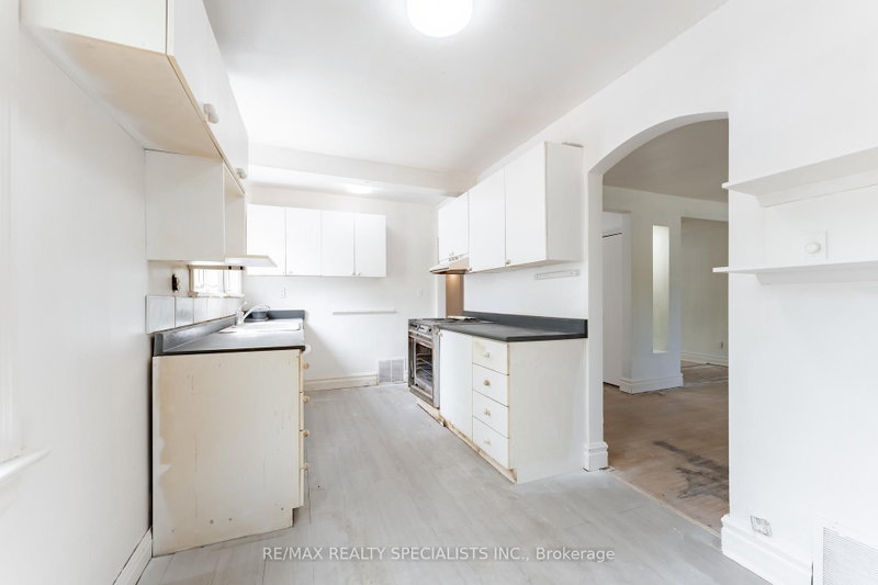 4 Elton Toronto,ON M8W 2X8 — Photo 6