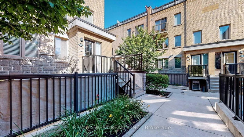 240 - 10 Foundry Avenue