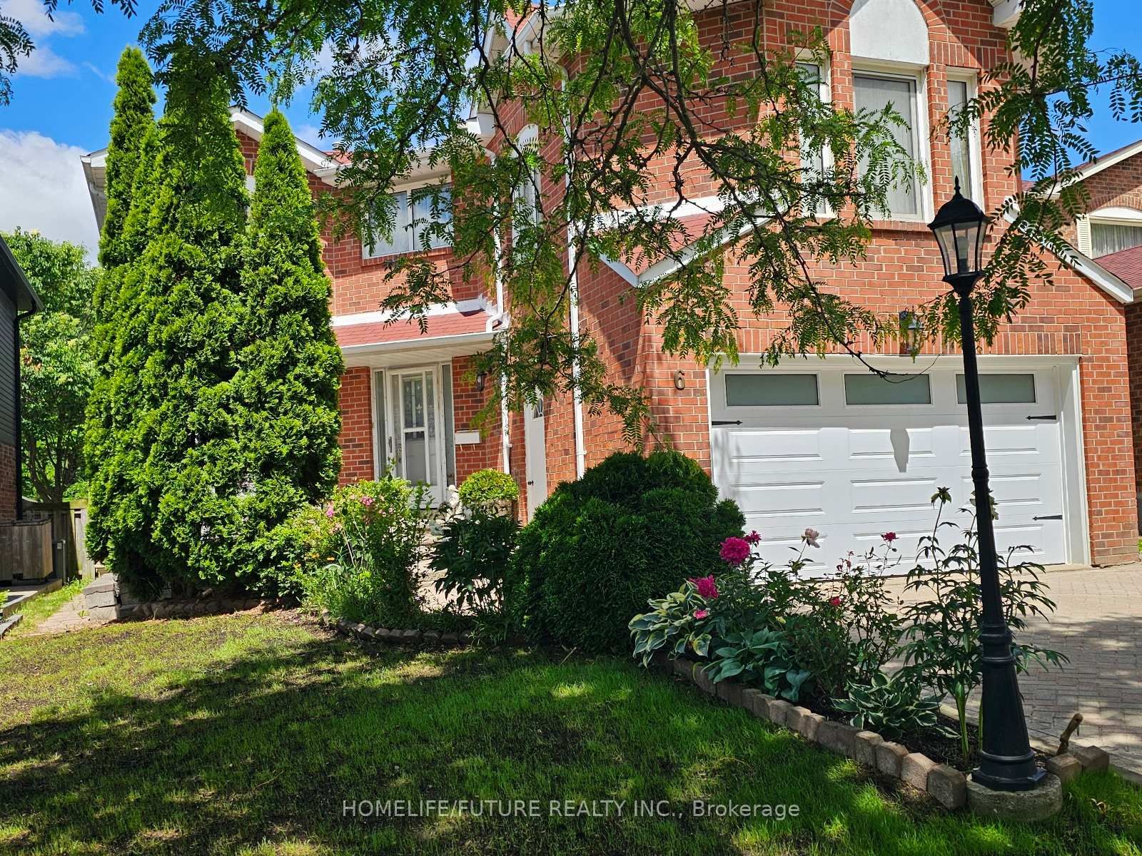 6 Cousins Court • Brampton, ON photo 2