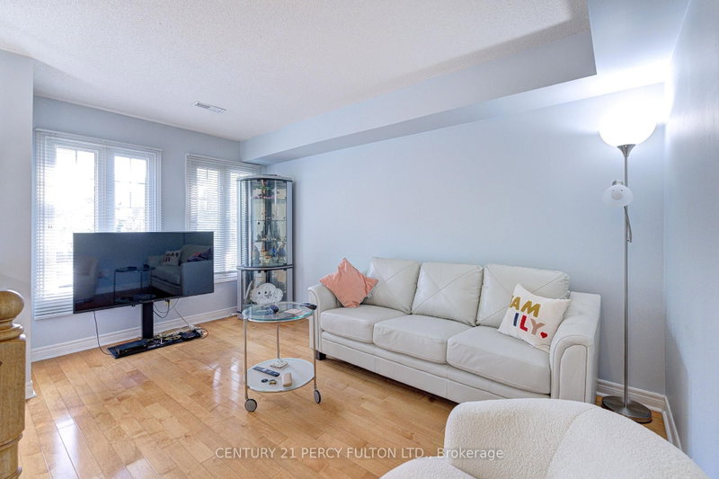 17 - 800 Dundas Street W