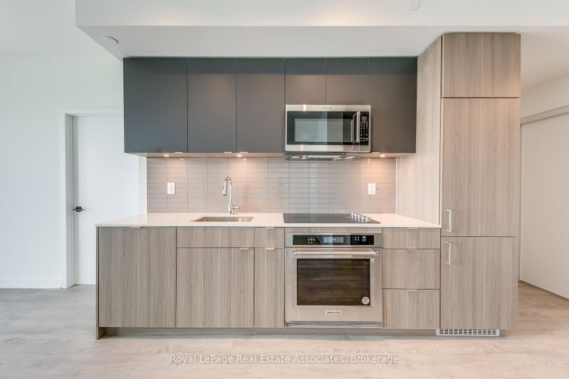 806 - 220 Missinnihe Way