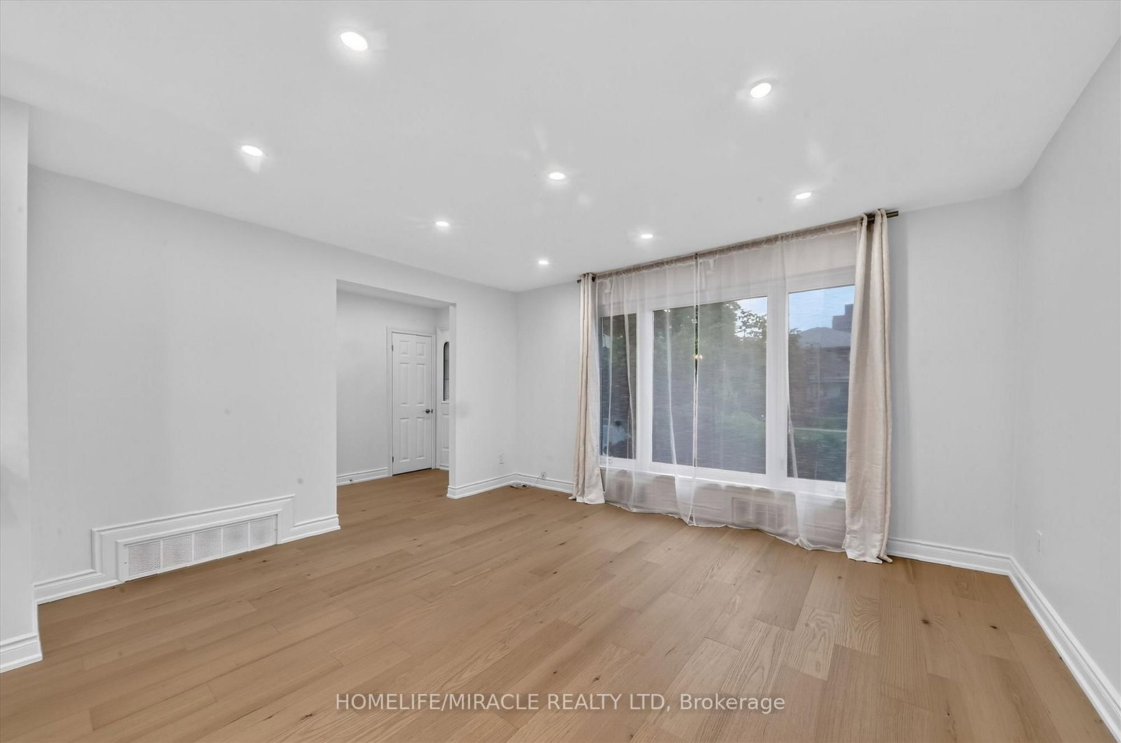 18 Elderfield Crescent • Toronto, ON photo 10
