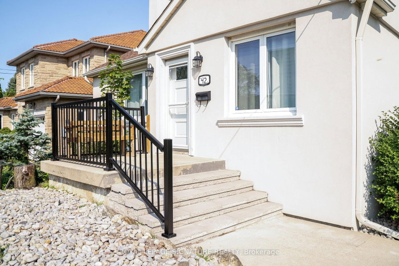 42 Kingsview Boulevard