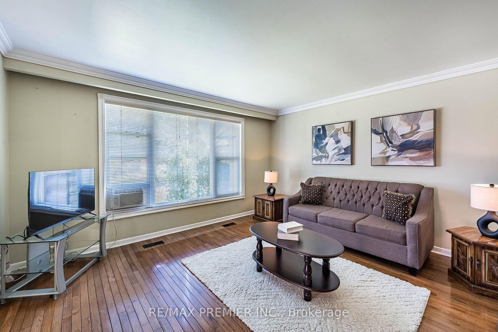 5 Valois Court • Toronto, ON photo 4