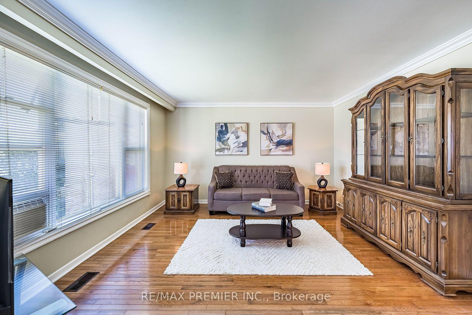 5 Valois Court • Toronto, ON photo 5