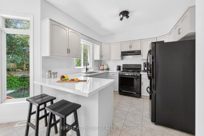 72 Beardmore Crescent • Halton Hills, ON photo 4