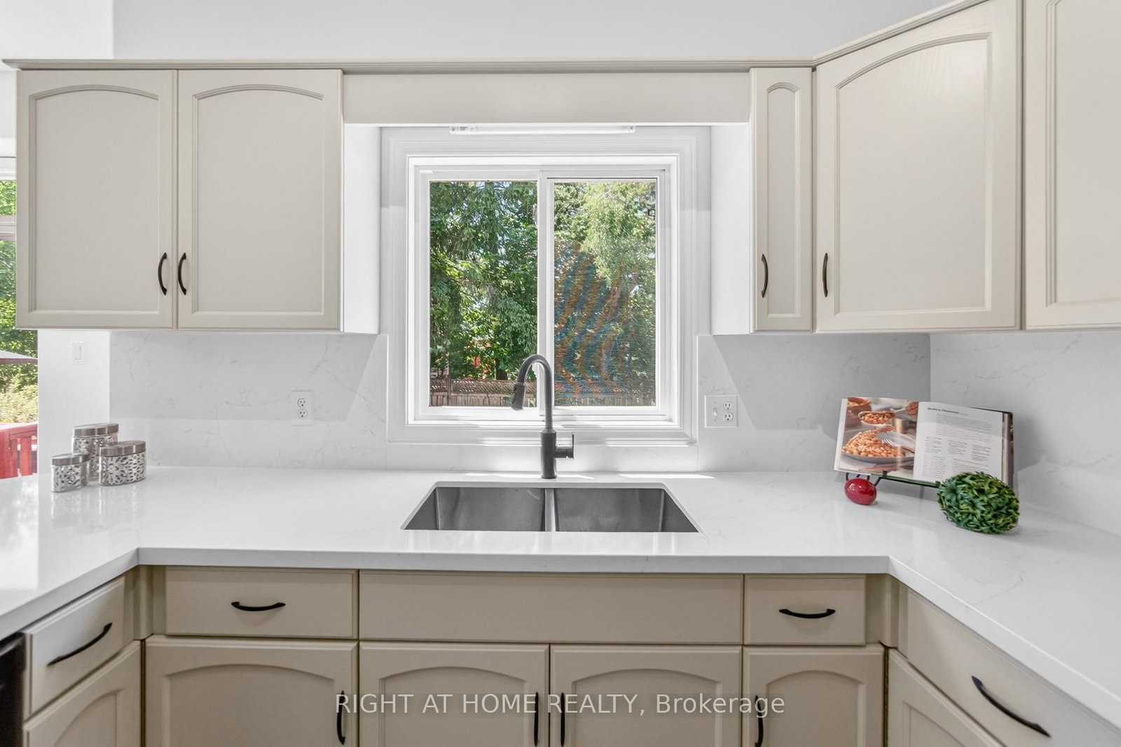 72 Beardmore Crescent • Halton Hills, ON photo 5