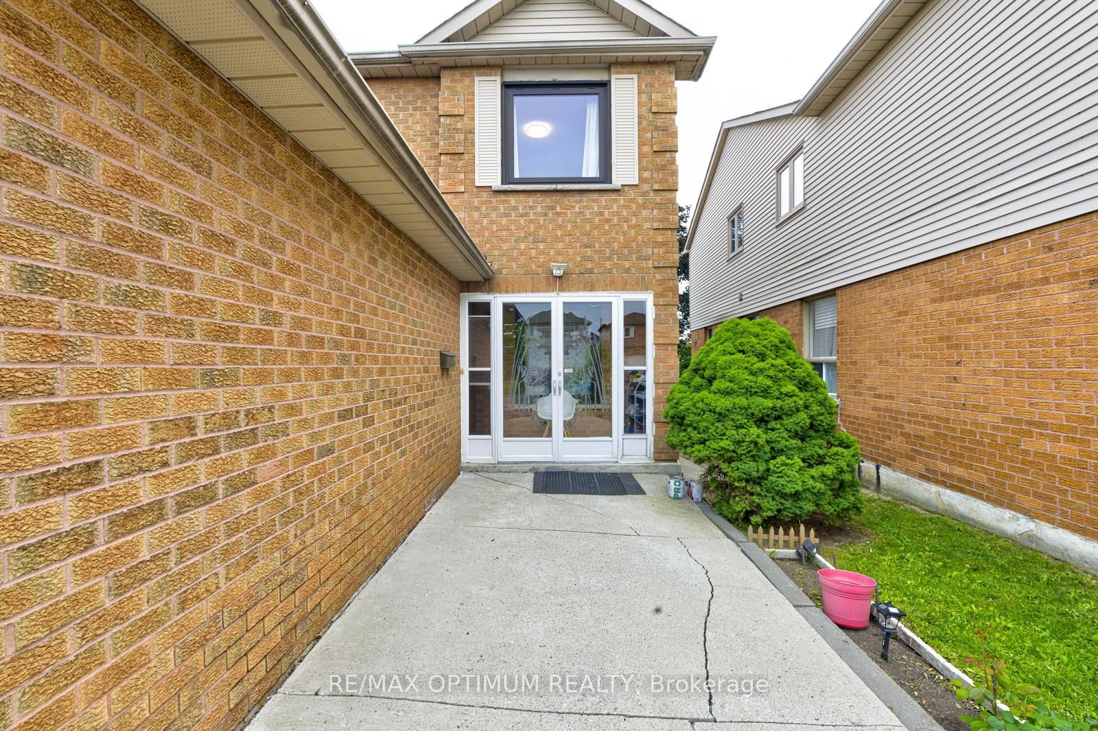 28 Stalbridge Avenue • Brampton, ON photo 4