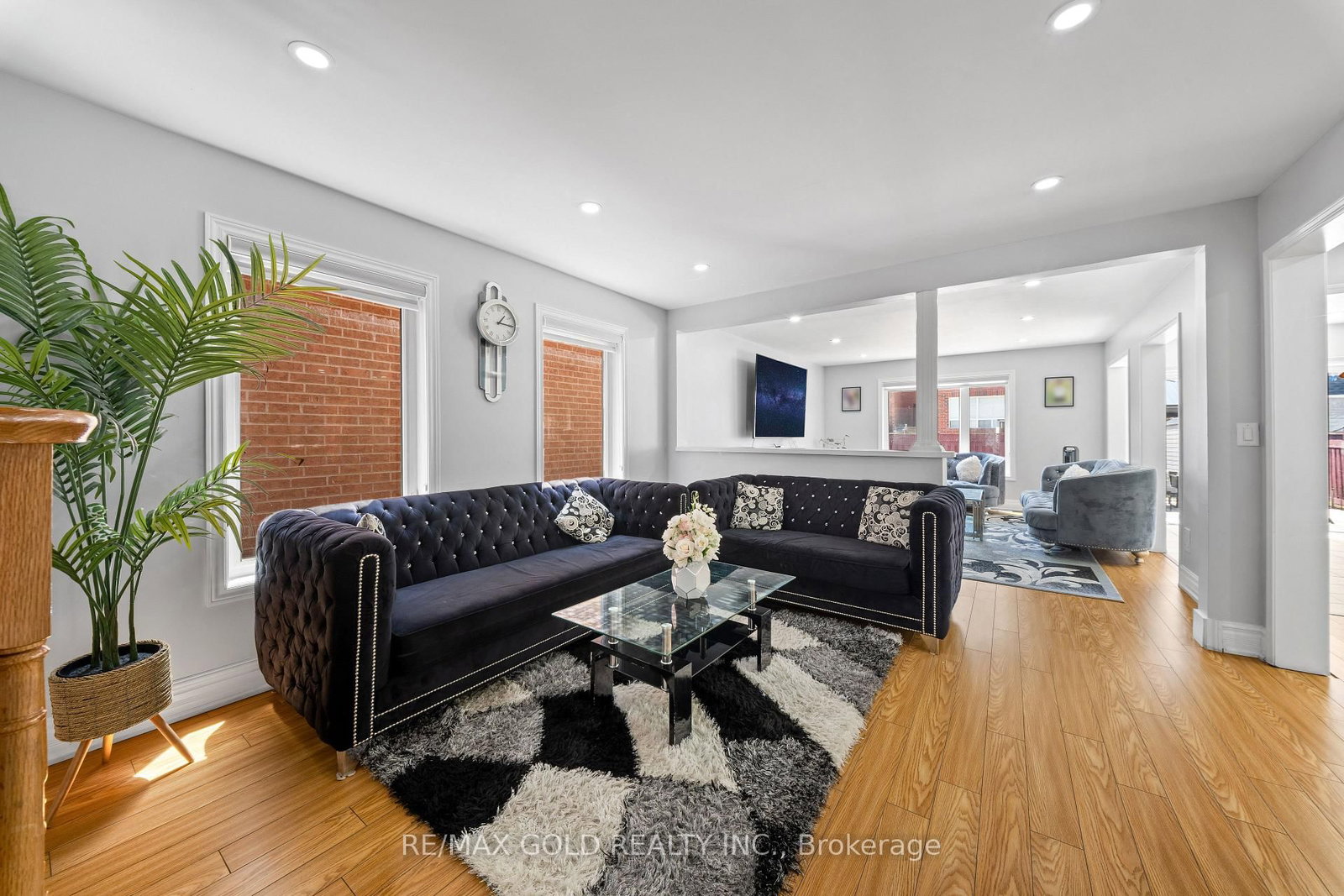 8 Bayridge Drive • Brampton, ON photo 3