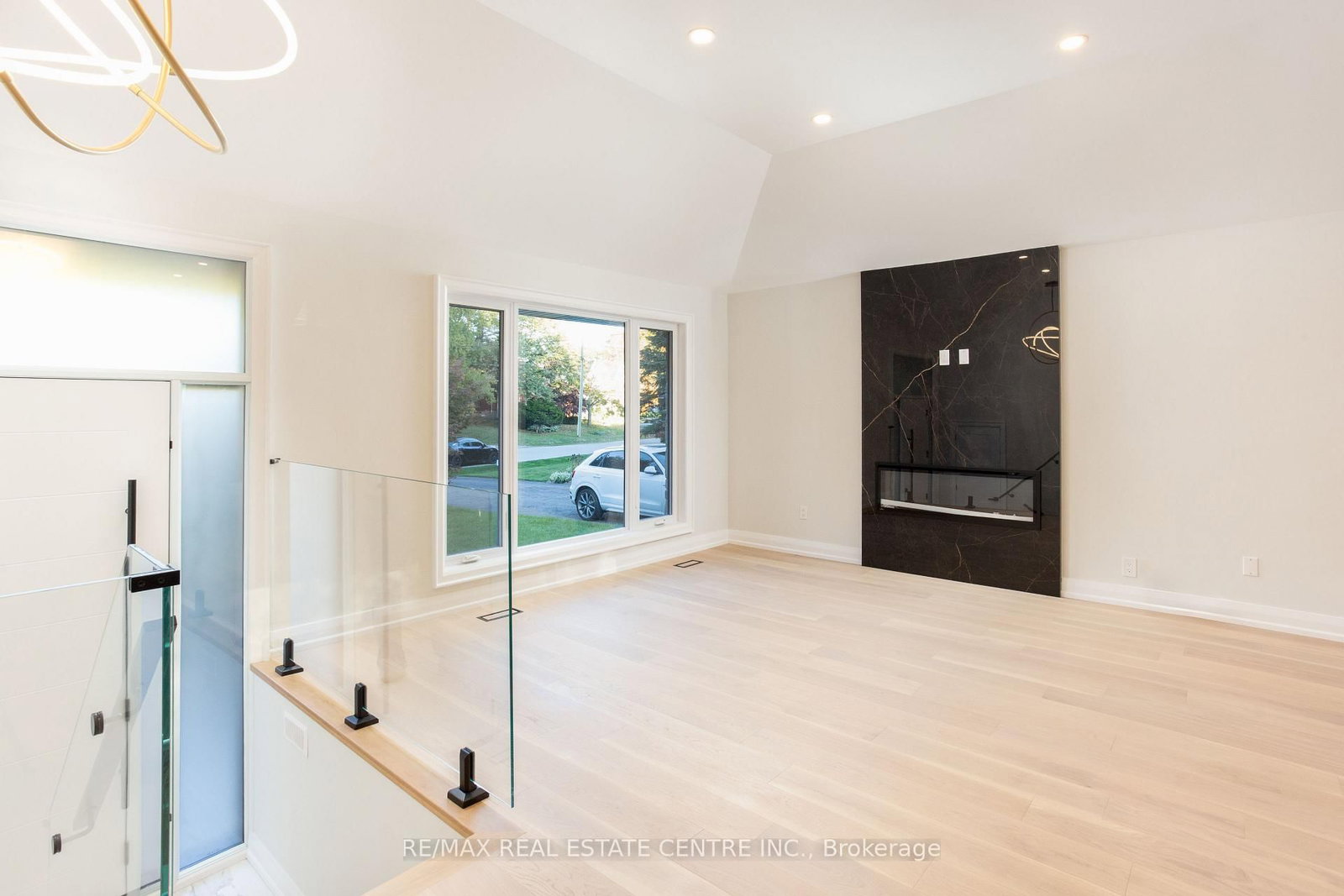 446 Willis Drive • Oakville, ON photo 4