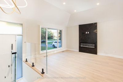 446 Willis Drive • Oakville, ON photo 4