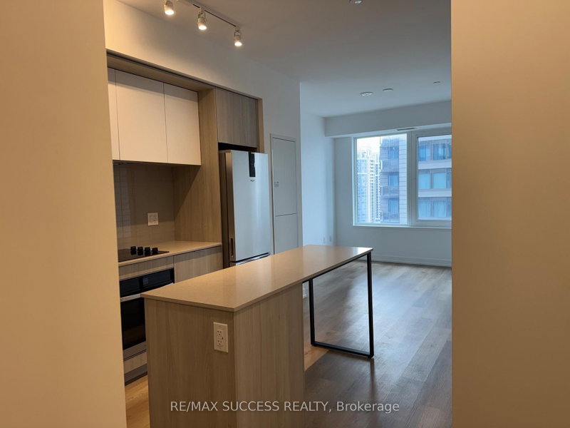 1607 - 395 Square One Drive