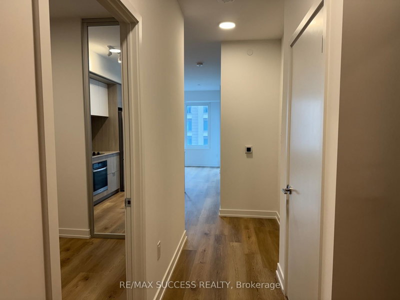 1607 - 395 Square One Drive