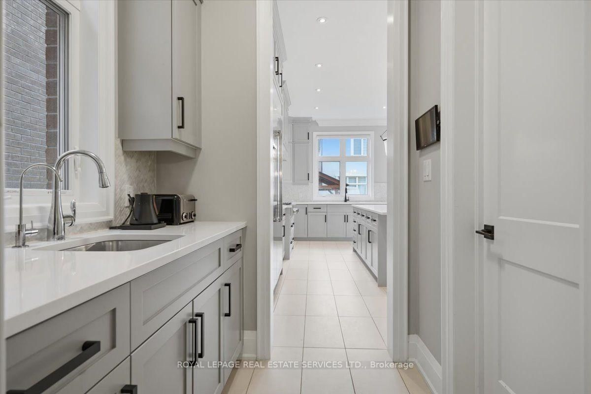 3300 Sunningdale Gardens • Oakville, ON photo 13
