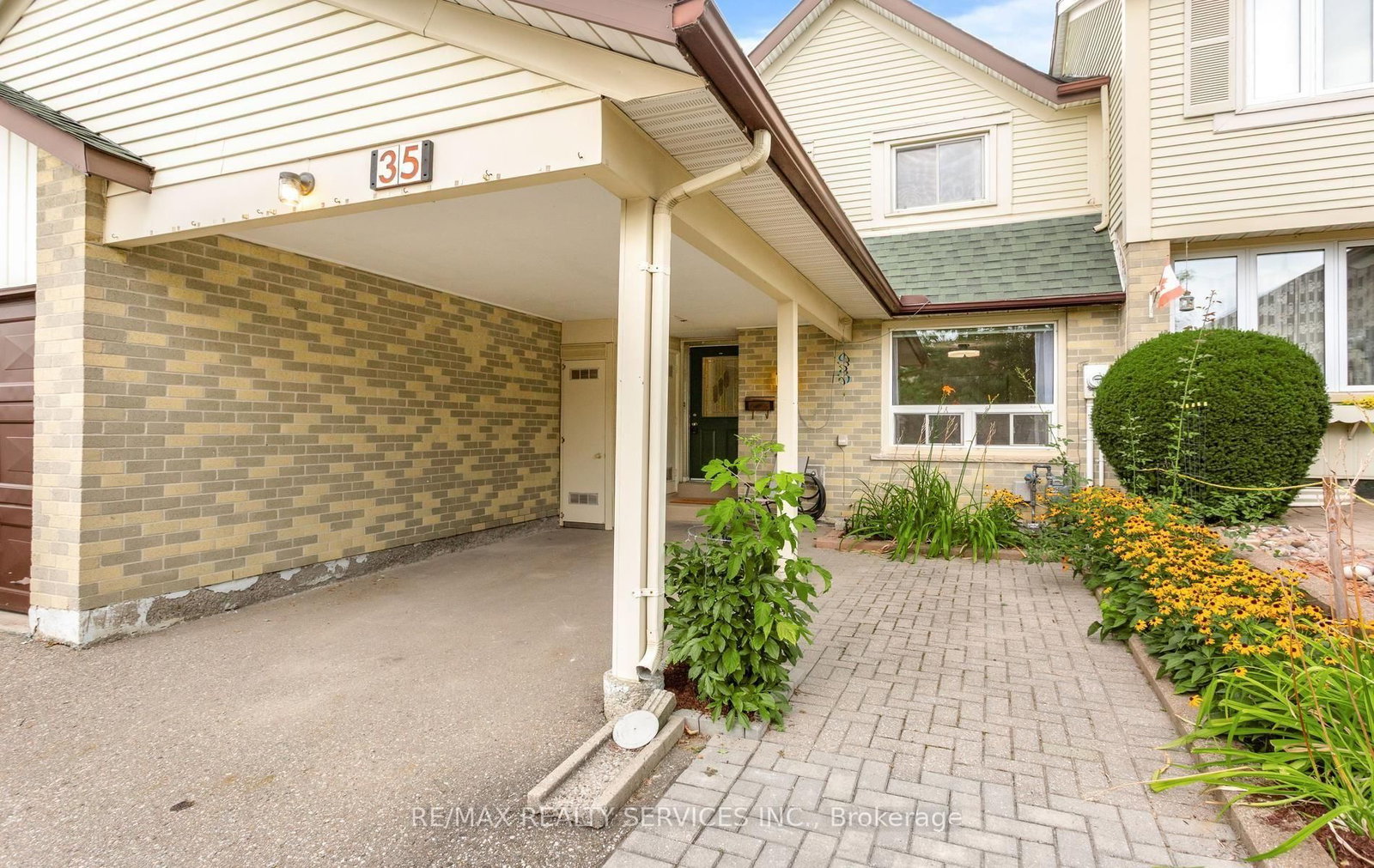 35 Sparklett Crescent • Brampton, ON photo 2