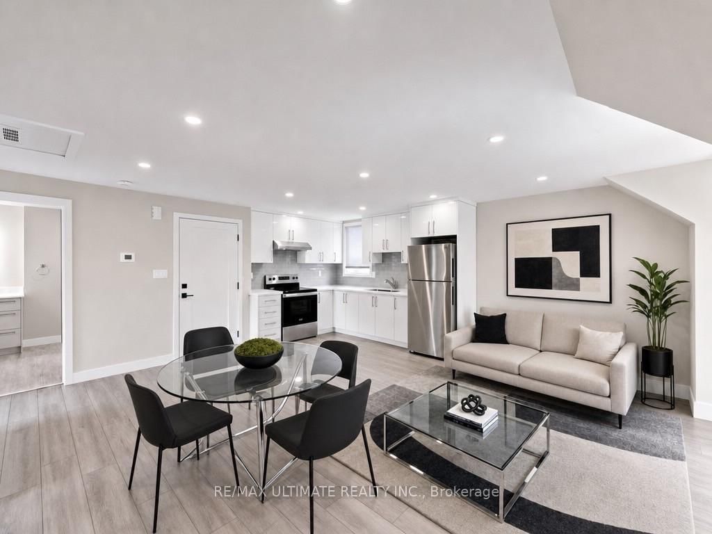 Upper - 10 Warbeck Place, Toronto 4