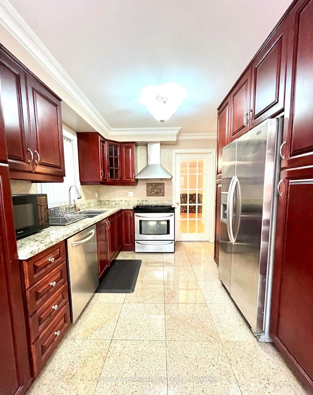 215 Kingknoll Drive • Brampton, ON photo 3