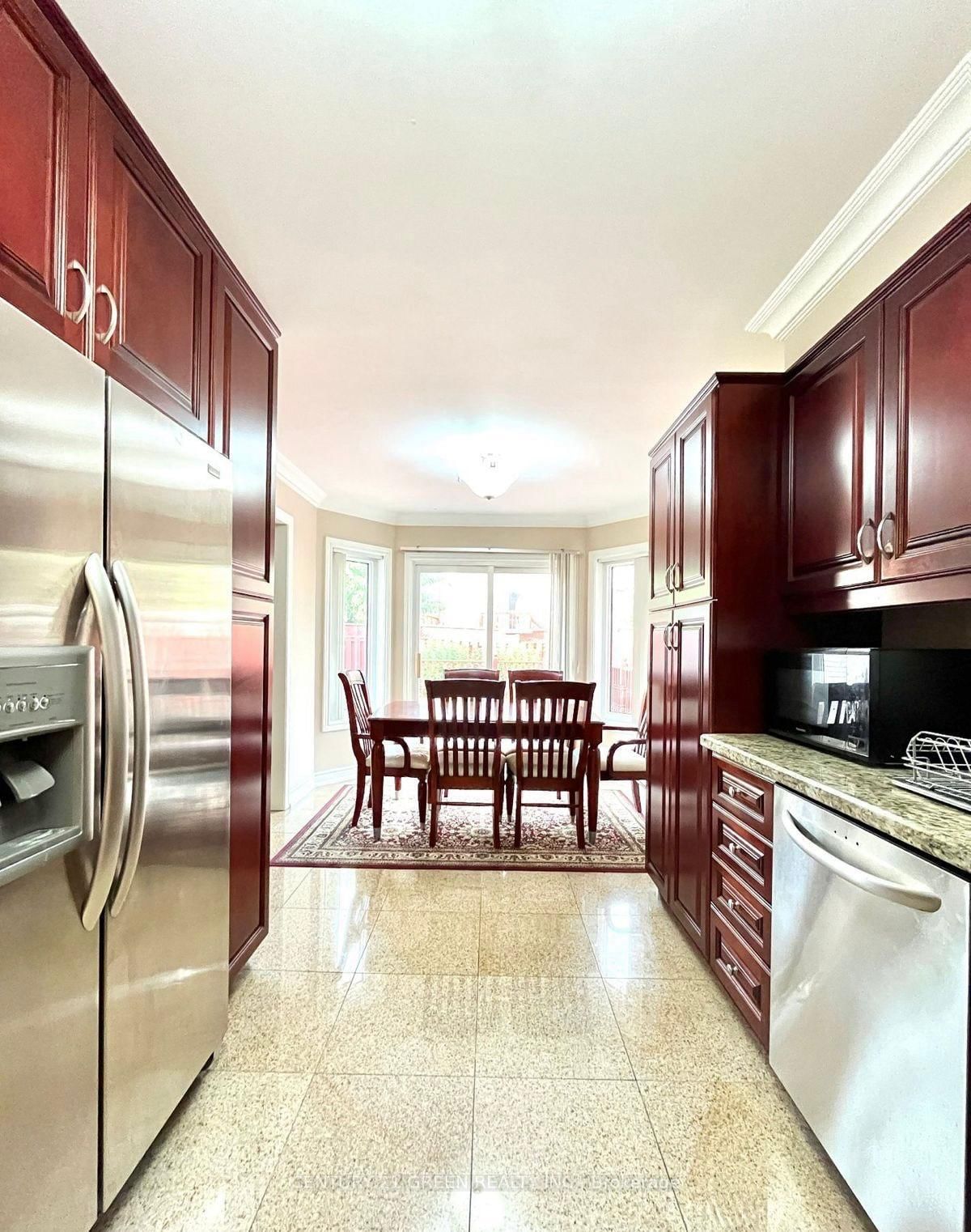 215 Kingknoll Drive • Brampton, ON photo 4
