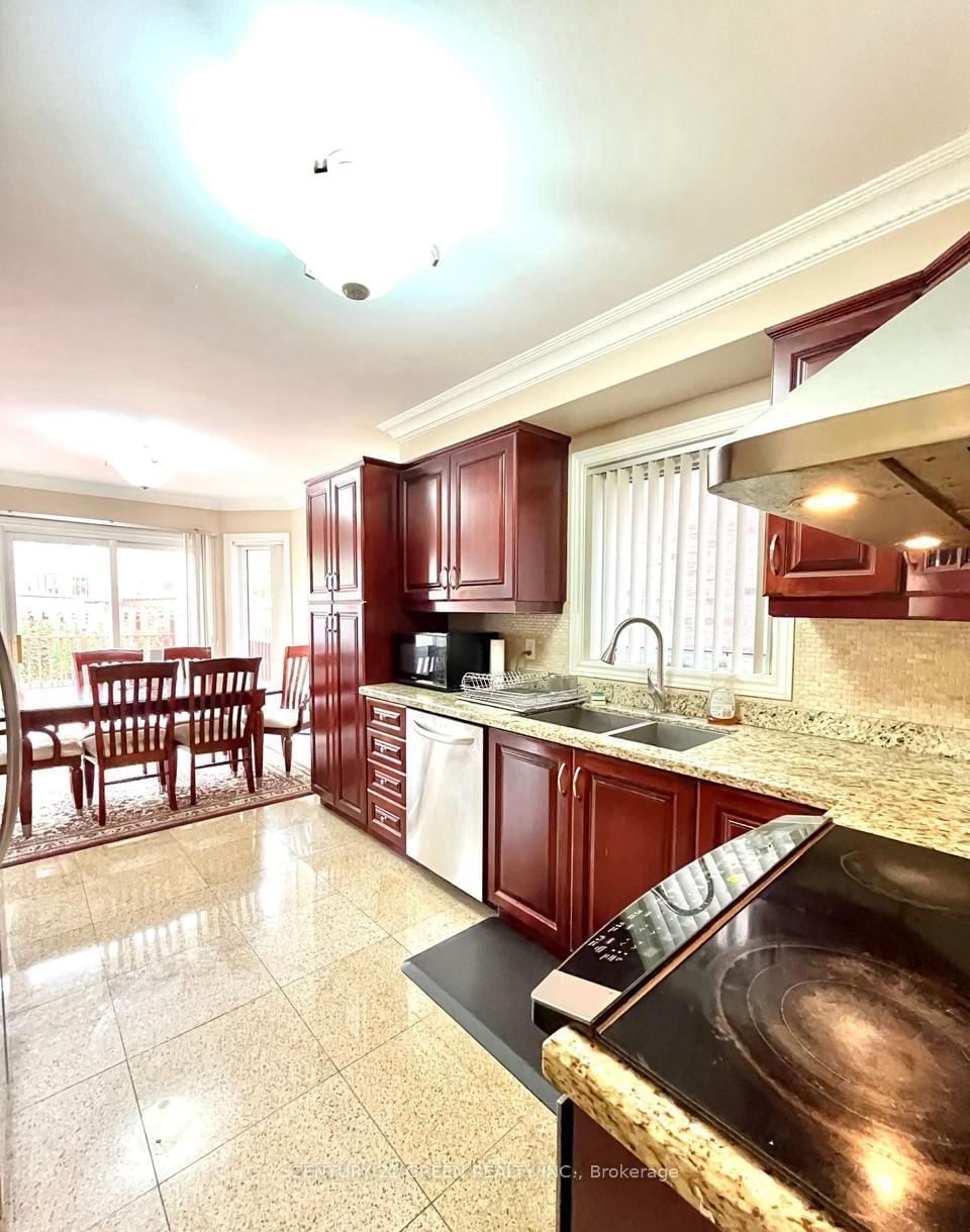 215 Kingknoll Drive • Brampton, ON photo 5