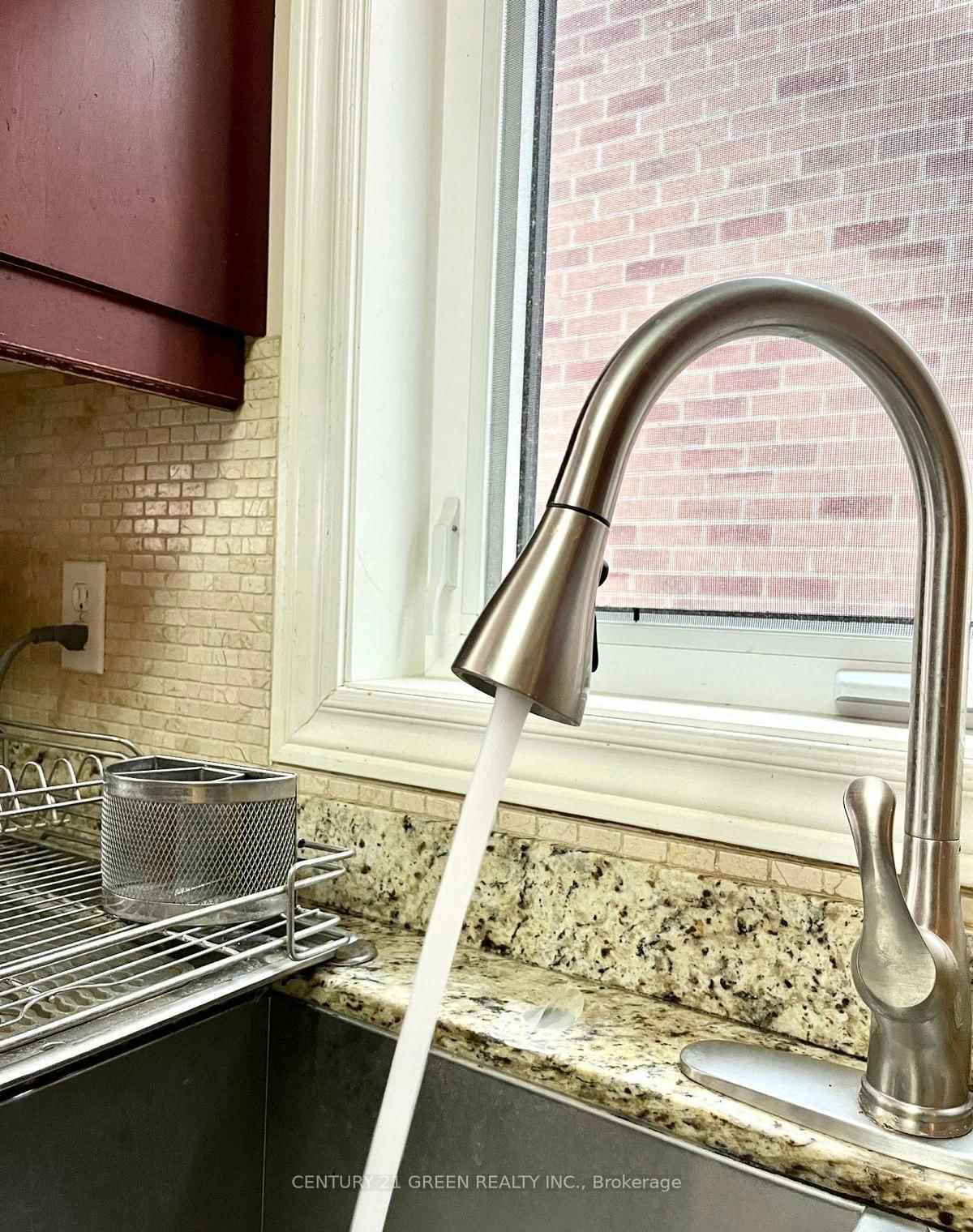215 Kingknoll Drive • Brampton, ON photo 6