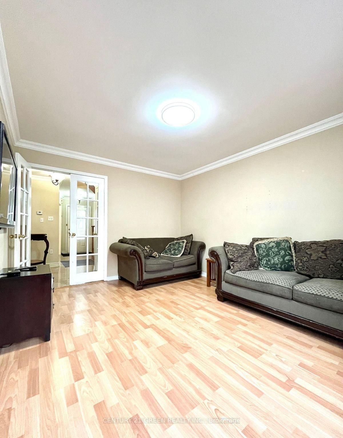 215 Kingknoll Drive • Brampton, ON photo 8