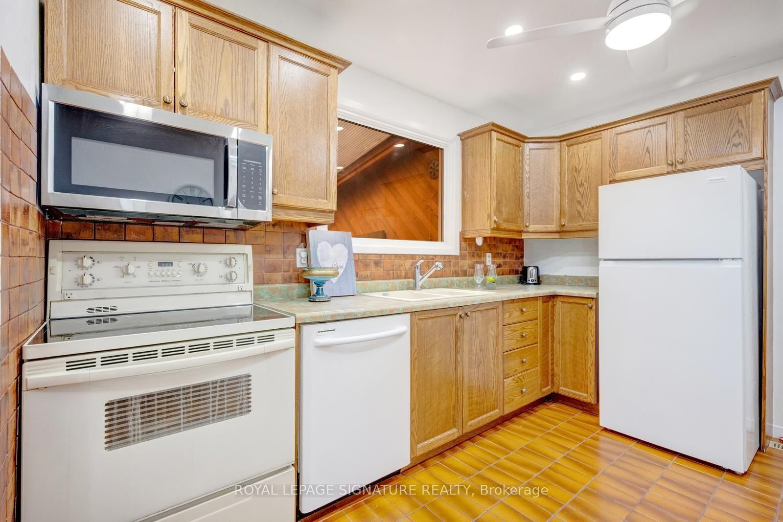 77 McCraney Street W • Oakville, ON photo 10