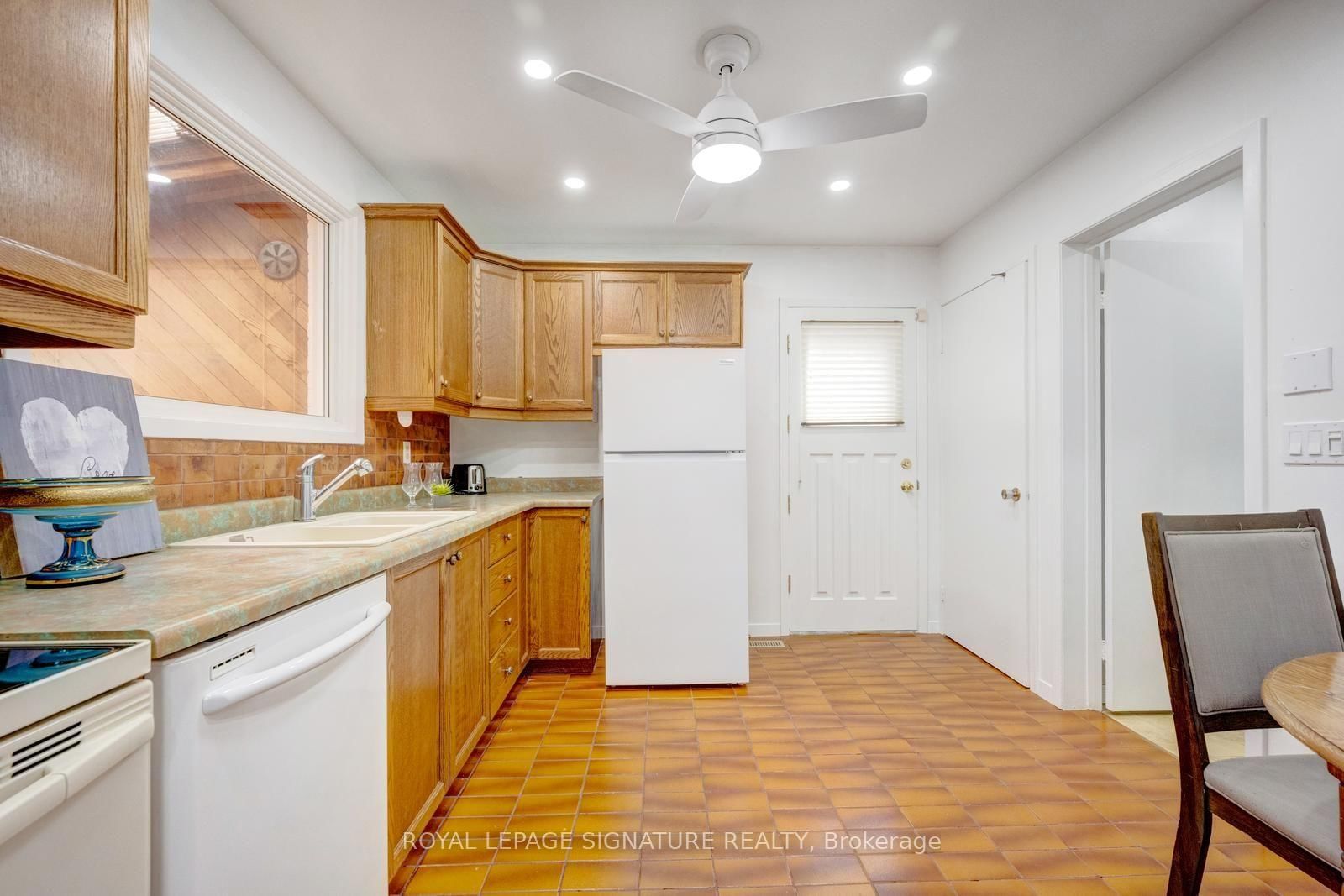 77 McCraney Street W • Oakville, ON photo 12
