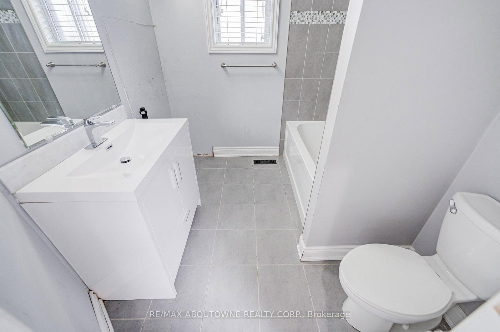 13 Broadview Avenue • Mississauga, ON photo 11