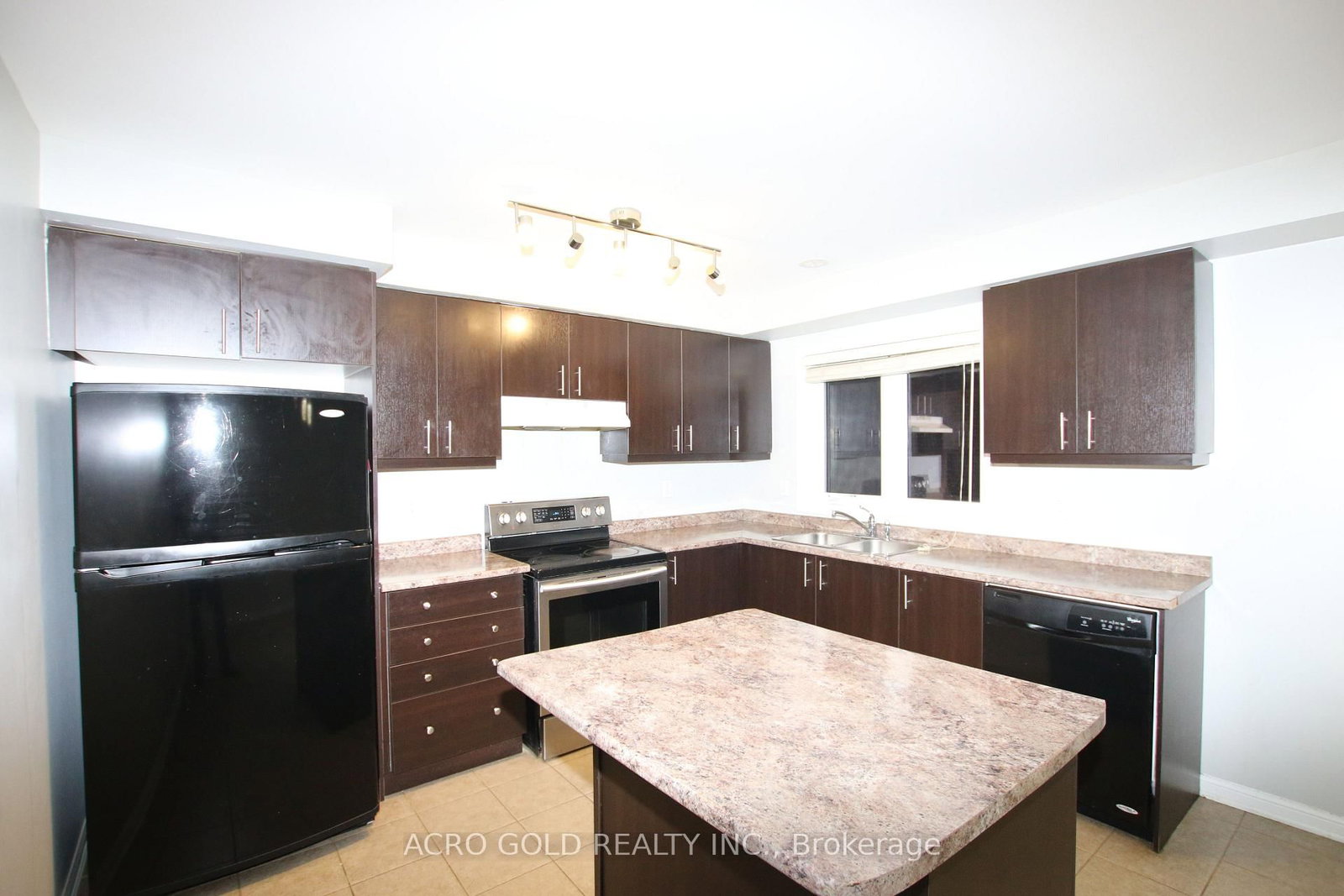 32 Mercedes Road • Brampton, ON photo 8