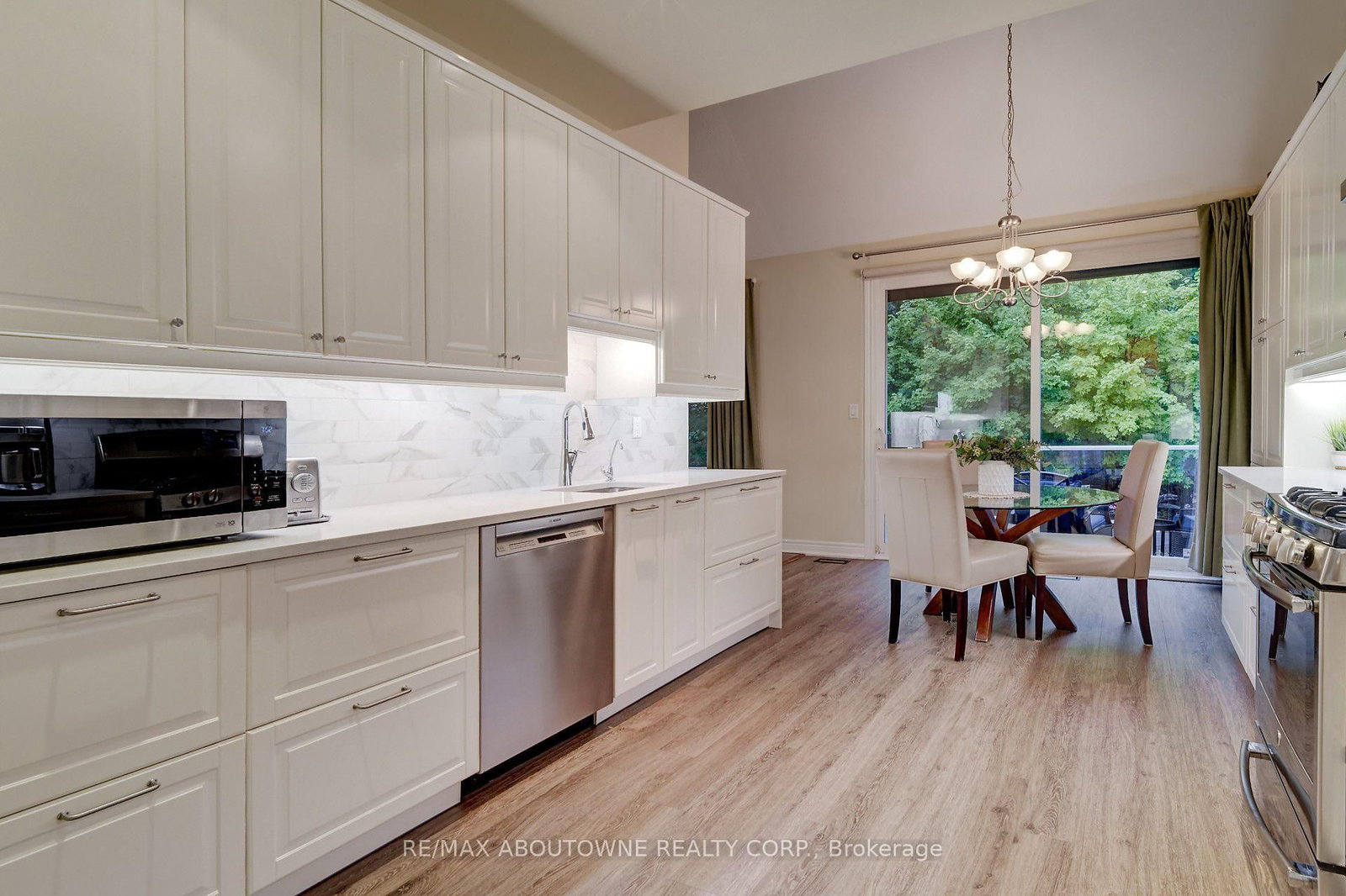 2196 Emily Circle • Oakville, ON photo 16