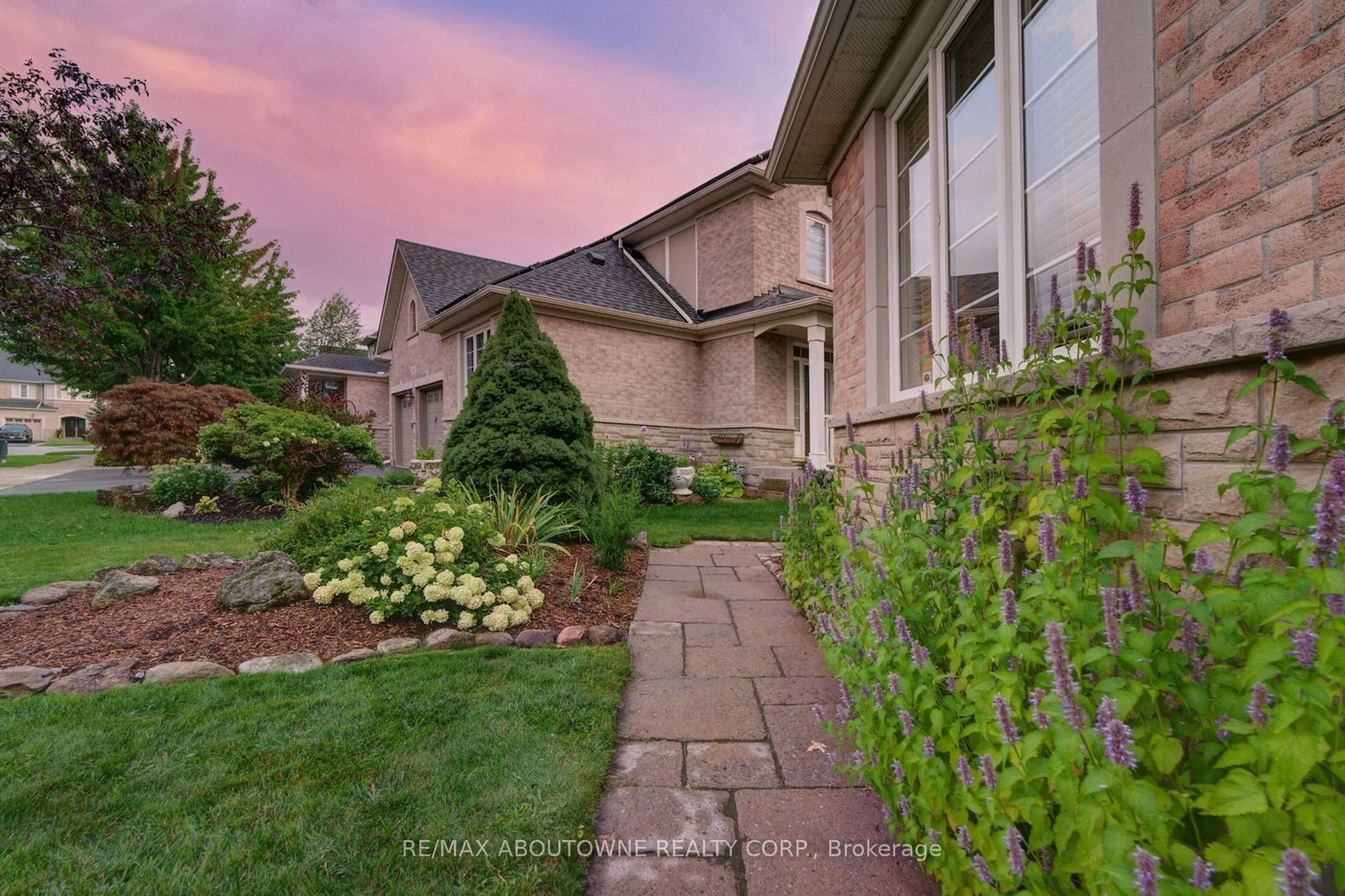 2196 Emily Circle • Oakville, ON photo 4