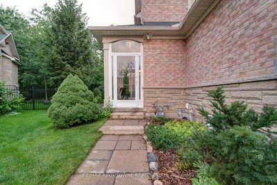 2196 Emily Circle • Oakville, ON photo 5
