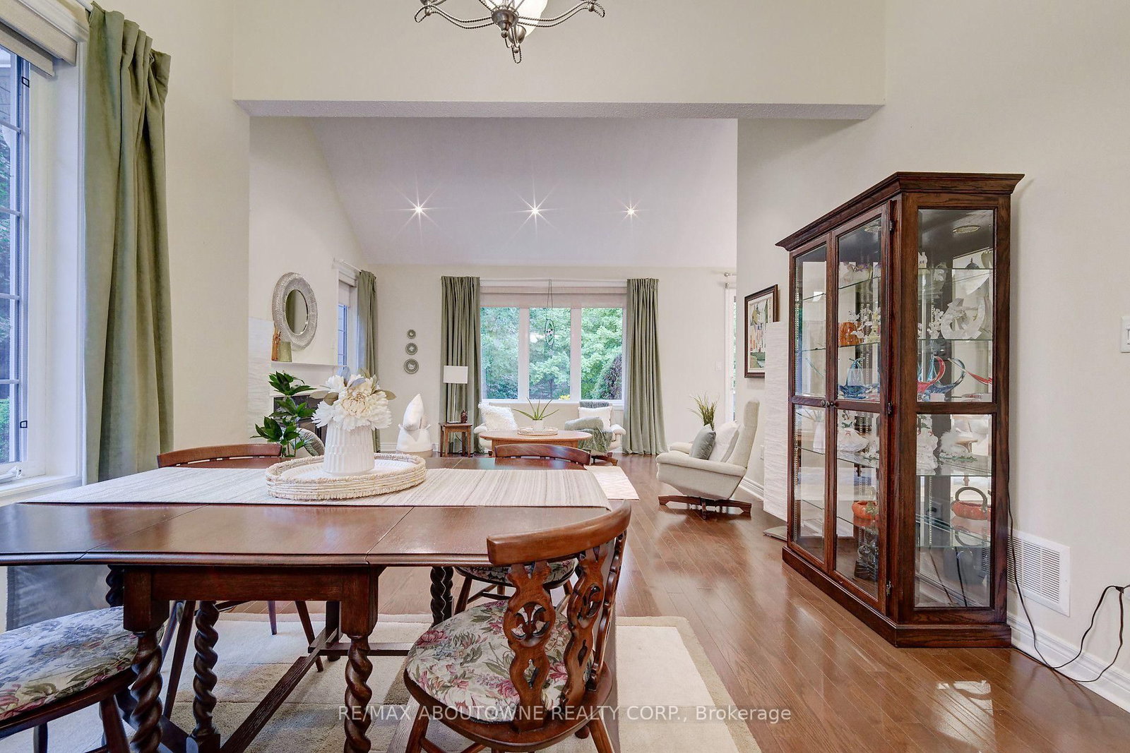 2196 Emily Circle • Oakville, ON photo 8