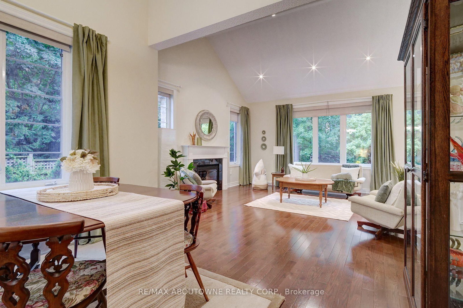 2196 Emily Circle • Oakville, ON photo 9