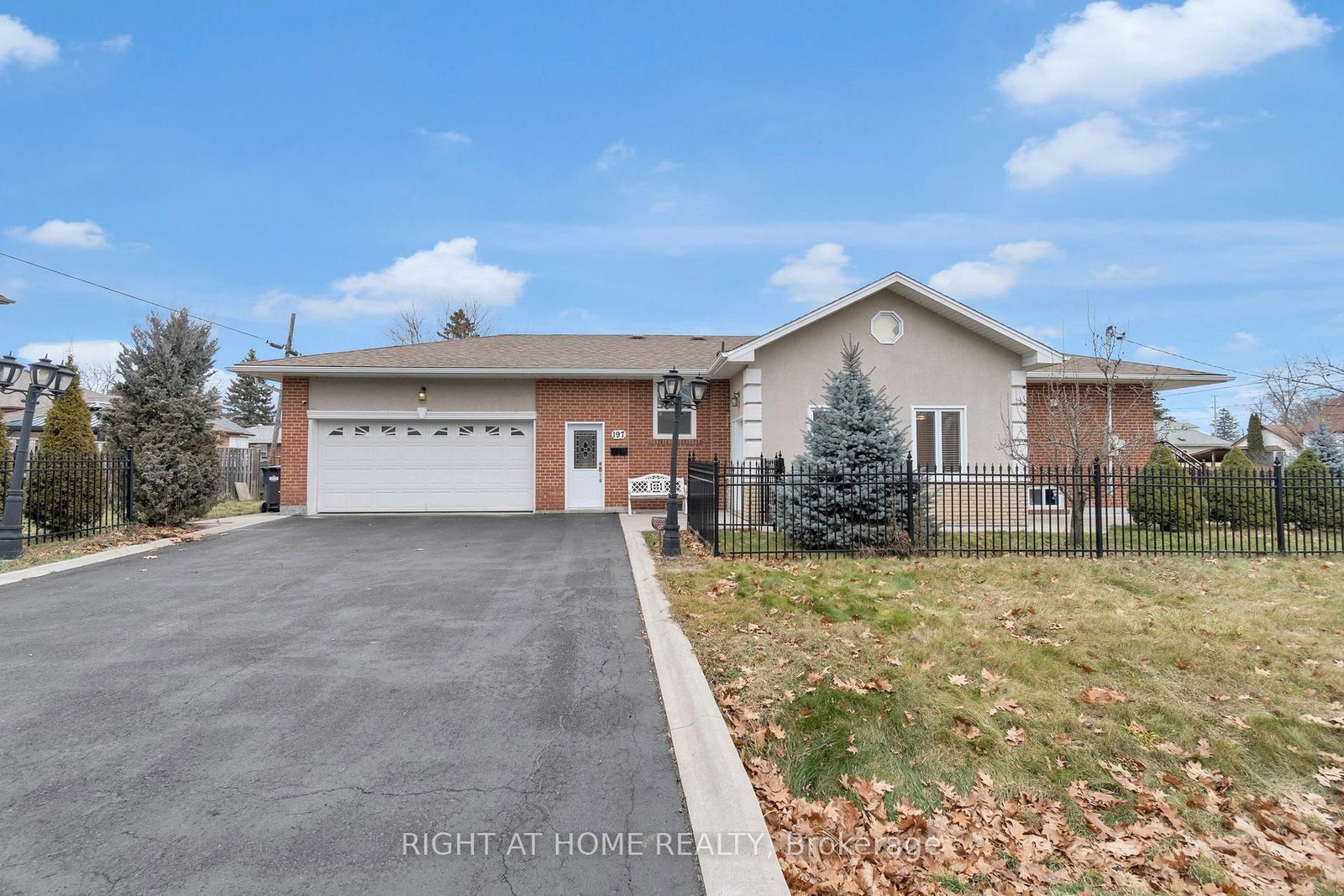 197 Troy Mississauga,ON L5G 1S9