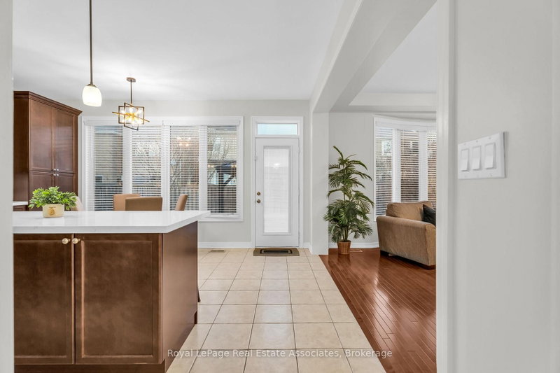 879 Etherington Milton,ON L9T 0Z3 — Photo 6