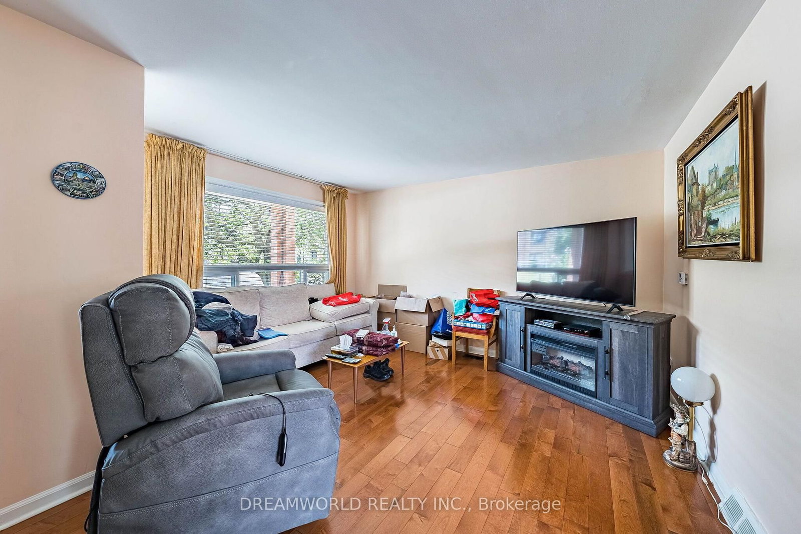 24 Whitburn Crescent • Toronto, ON photo 10