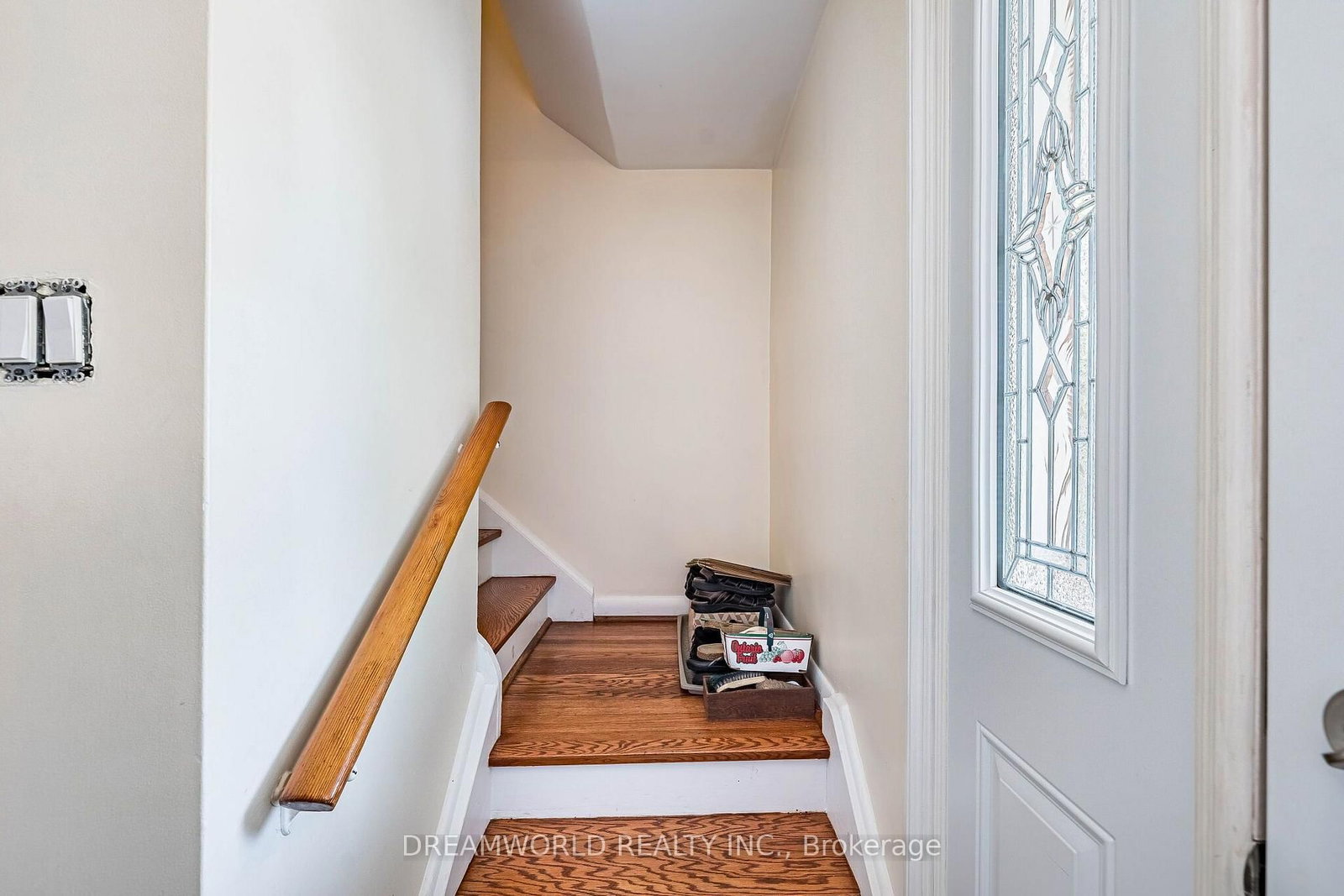 24 Whitburn Crescent • Toronto, ON photo 9