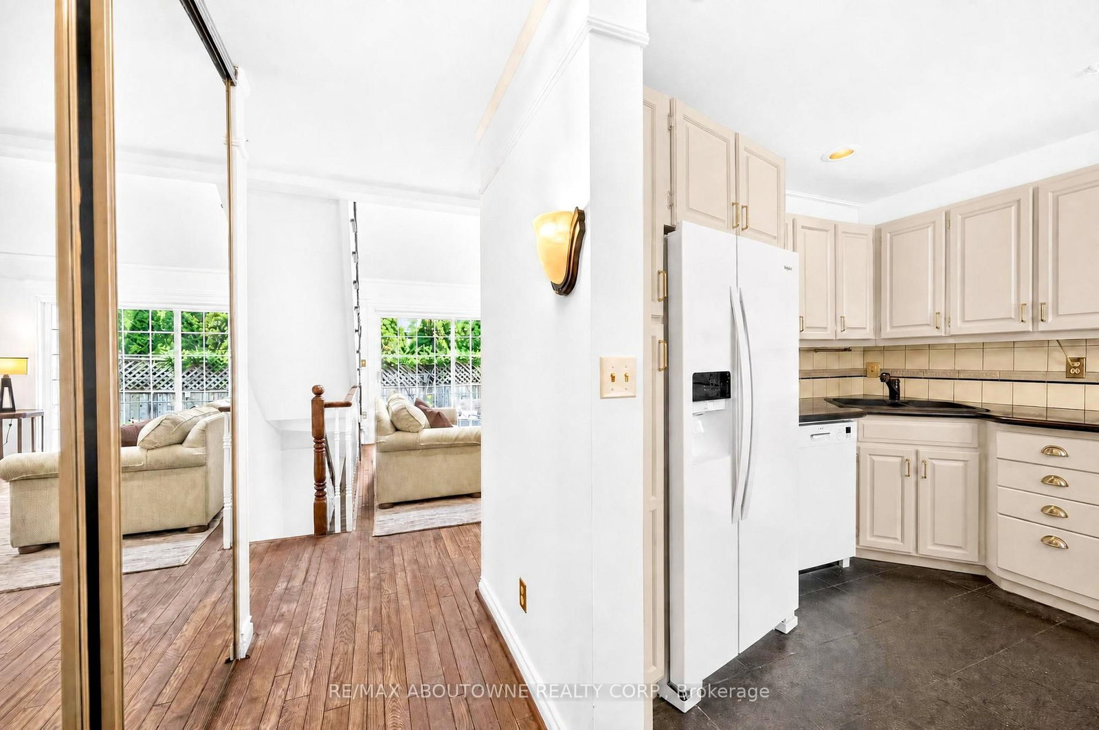 461 Blathwayte Lane • Burlington, ON photo 3