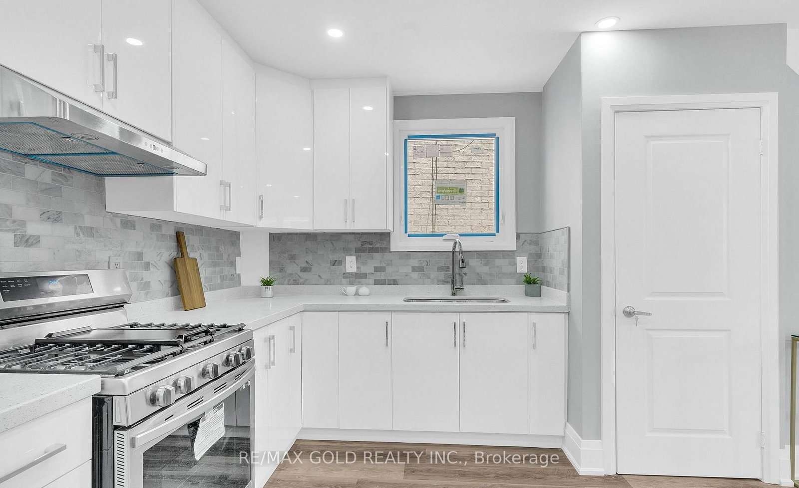8 Fairglen Crescent • Toronto, ON photo 14
