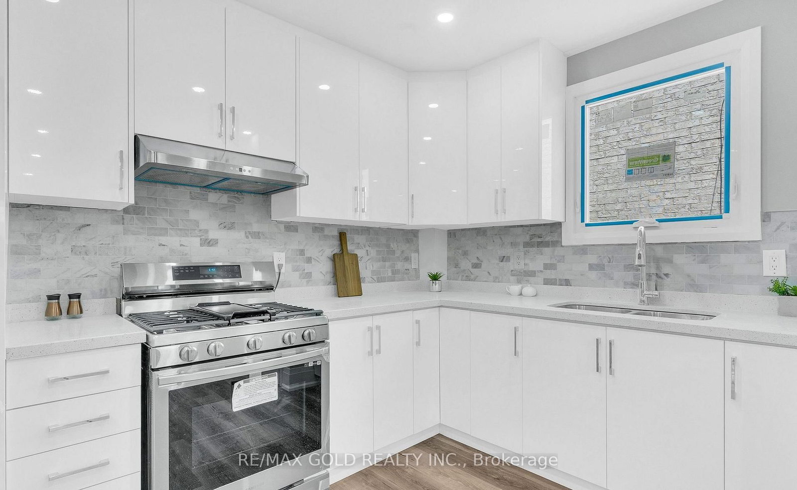 8 Fairglen Crescent • Toronto, ON photo 15