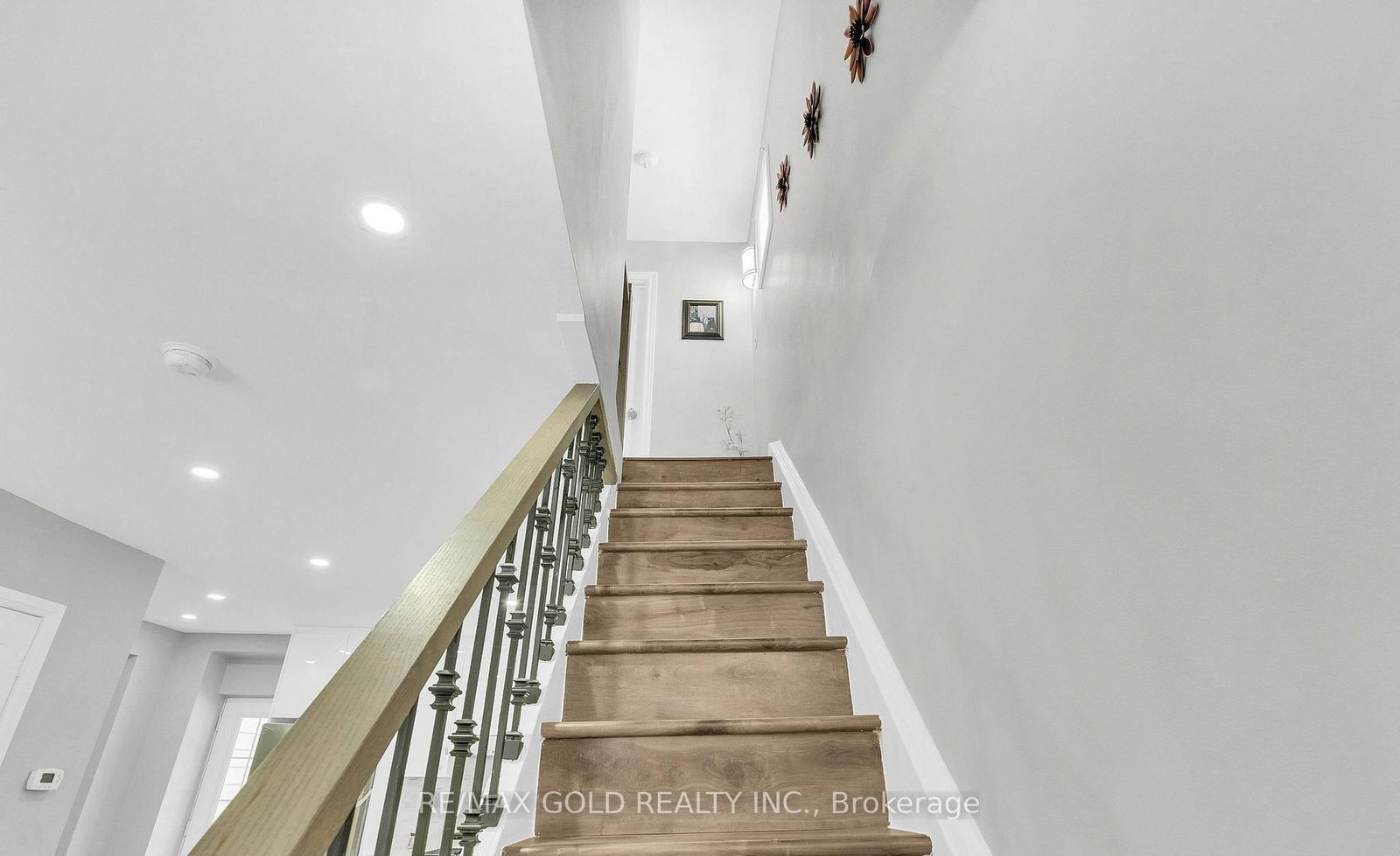 8 Fairglen Crescent • Toronto, ON photo 17