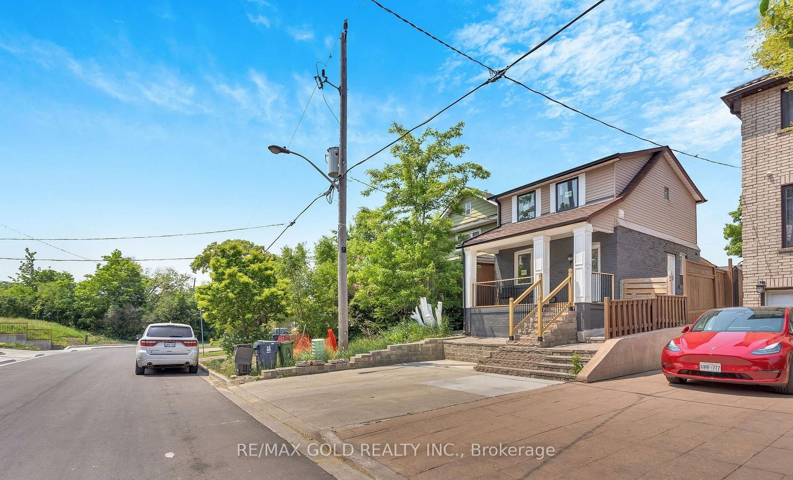 8 Fairglen Crescent • Toronto, ON photo 2