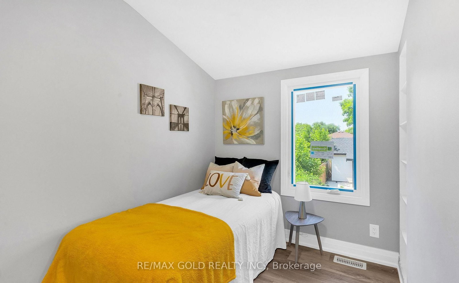 8 Fairglen Crescent • Toronto, ON photo 22