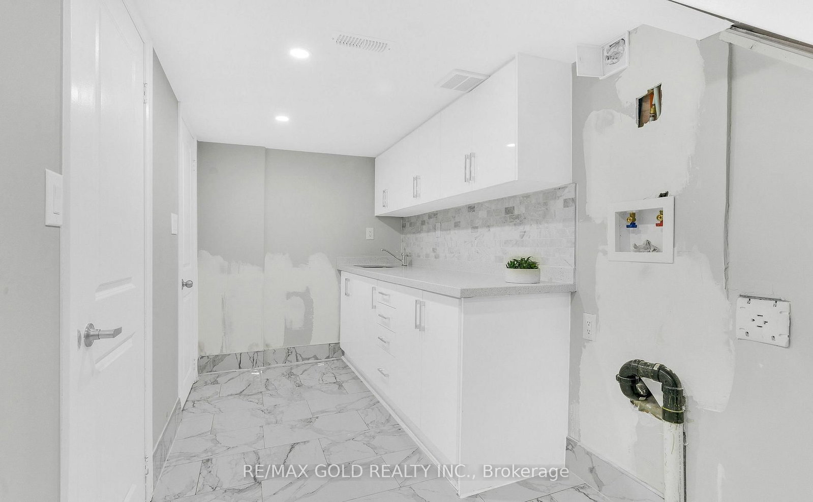 8 Fairglen Crescent • Toronto, ON photo 32