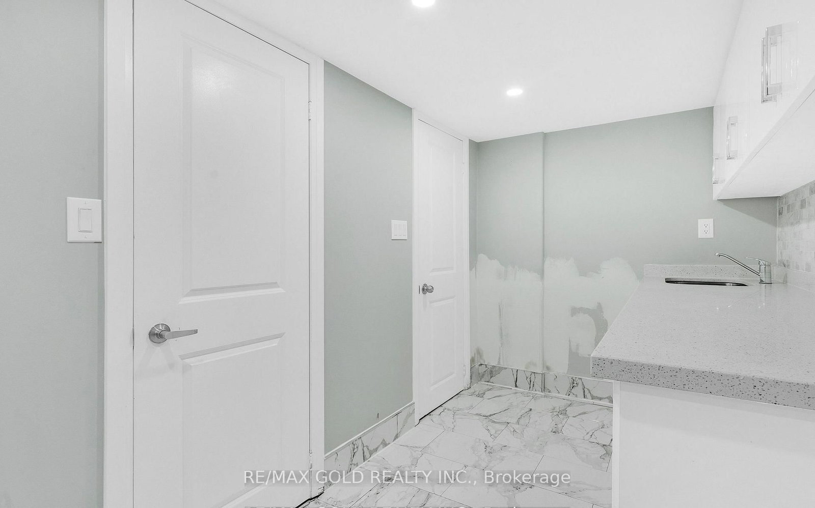 8 Fairglen Crescent • Toronto, ON photo 33