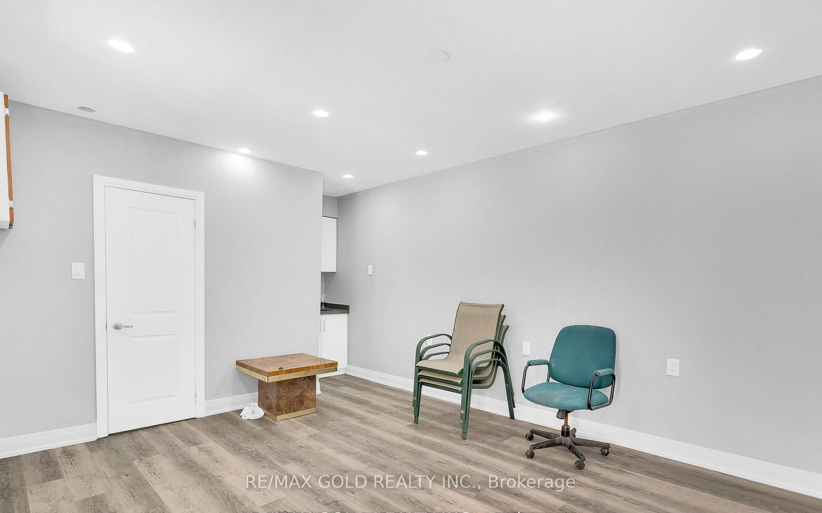 8 Fairglen Crescent • Toronto, ON photo 37